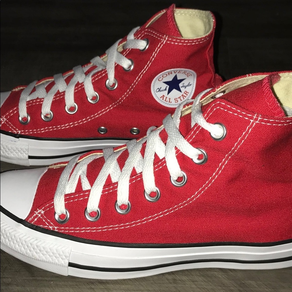 Red converse - Picture 2 of 4